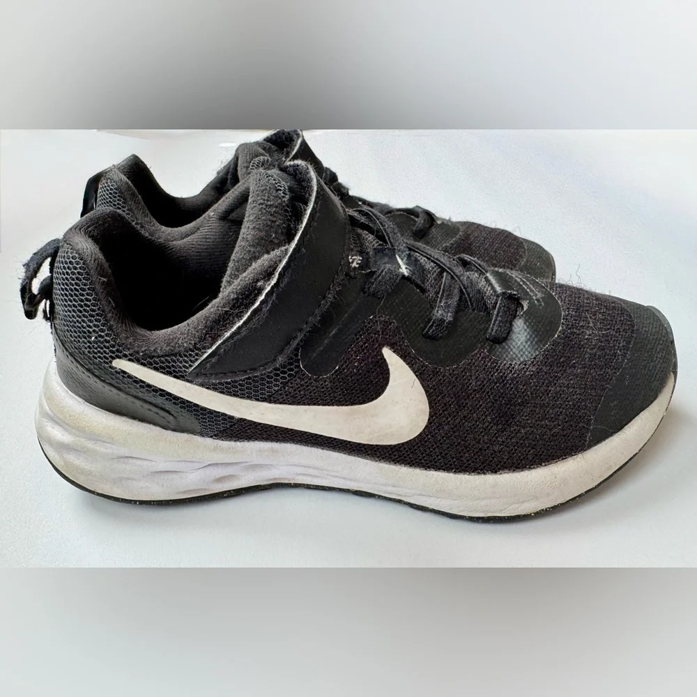 Nike Kids Black & White Sneakers - Picture 2 of 13